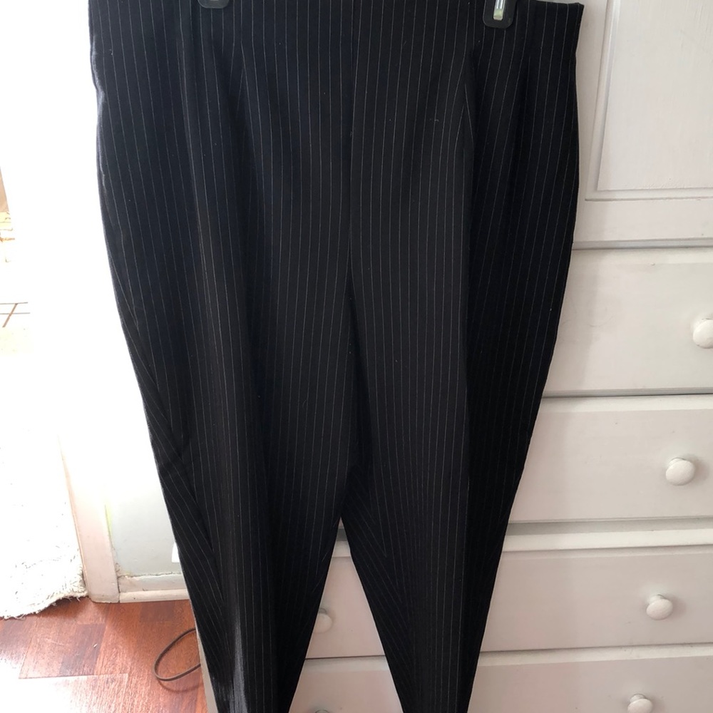 Worthingthon Woman stretch pinstripe black pants. Runs small.
